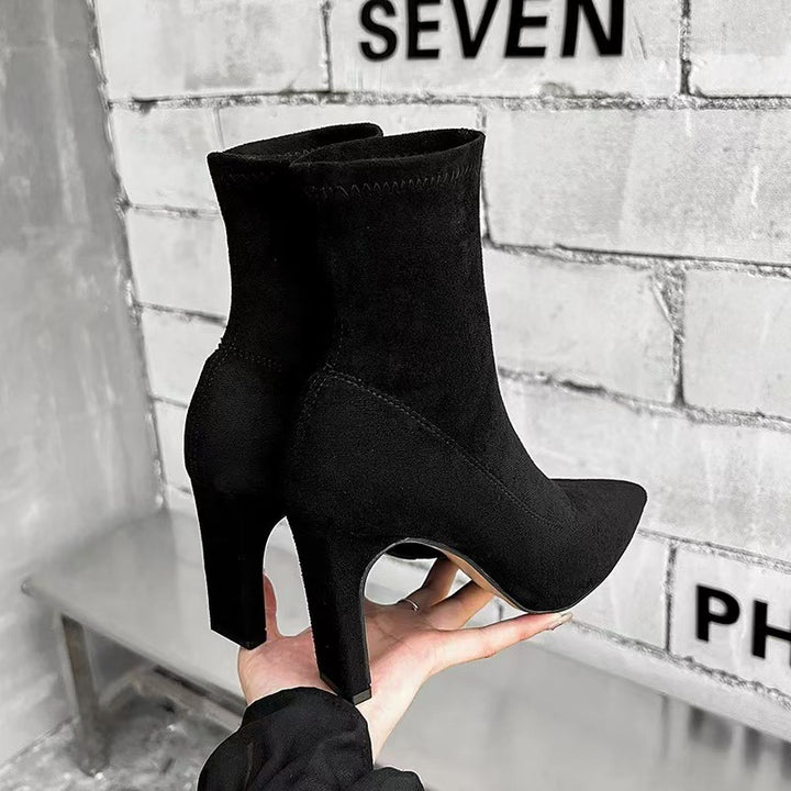 Damen Sock-Stiefelette aus Stretchvelours mit spitzer Zehenpartie und skulpturellem Blockabsatz – Varelle