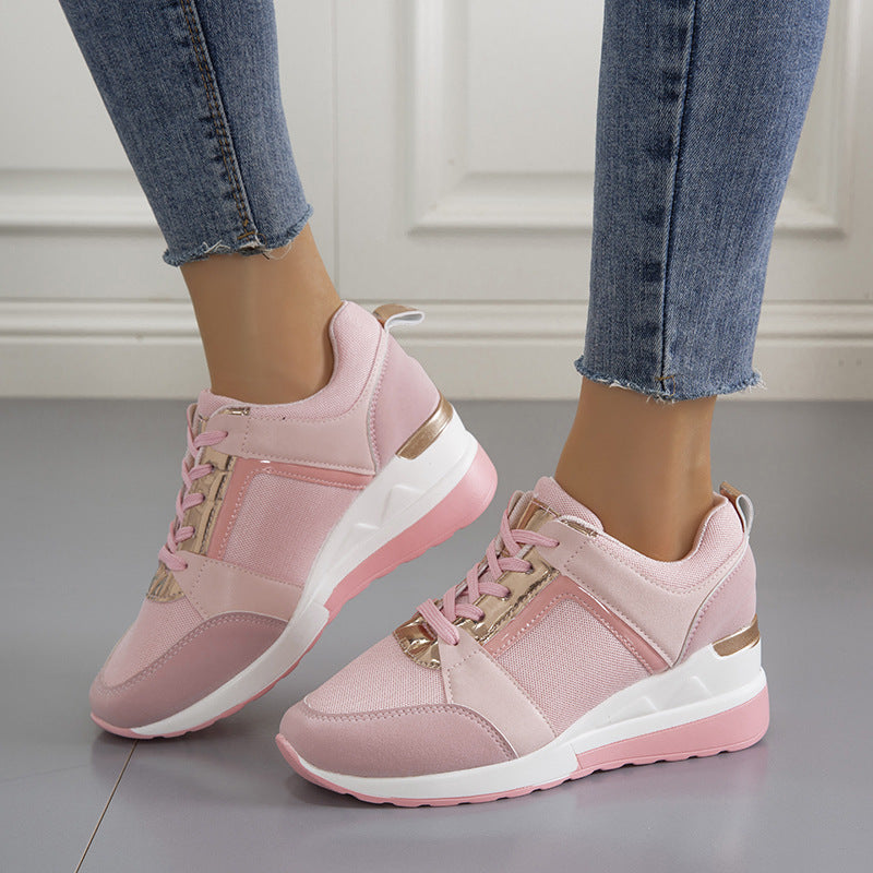 Damen Keil-Sneaker mit perforiertem Obermaterial, gepolstertem Fußbett und dezentem Metallic-Detail – Névara