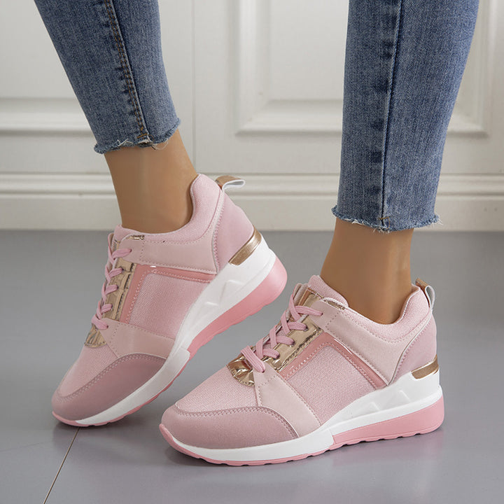 Damen Keil-Sneaker mit perforiertem Obermaterial, gepolstertem Fußbett und dezentem Metallic-Detail – Névara