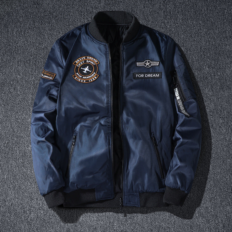 Männermode  leichte glänzende Nylon Bomberjacke mit Badge-Detail, verstecktem Sturmblenden und Reißverschlusstaschen am Ärmel Echo Archiv
