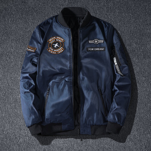 Männermode  leichte glänzende Nylon Bomberjacke mit Badge-Detail, verstecktem Sturmblenden und Reißverschlusstaschen am Ärmel Echo Archiv