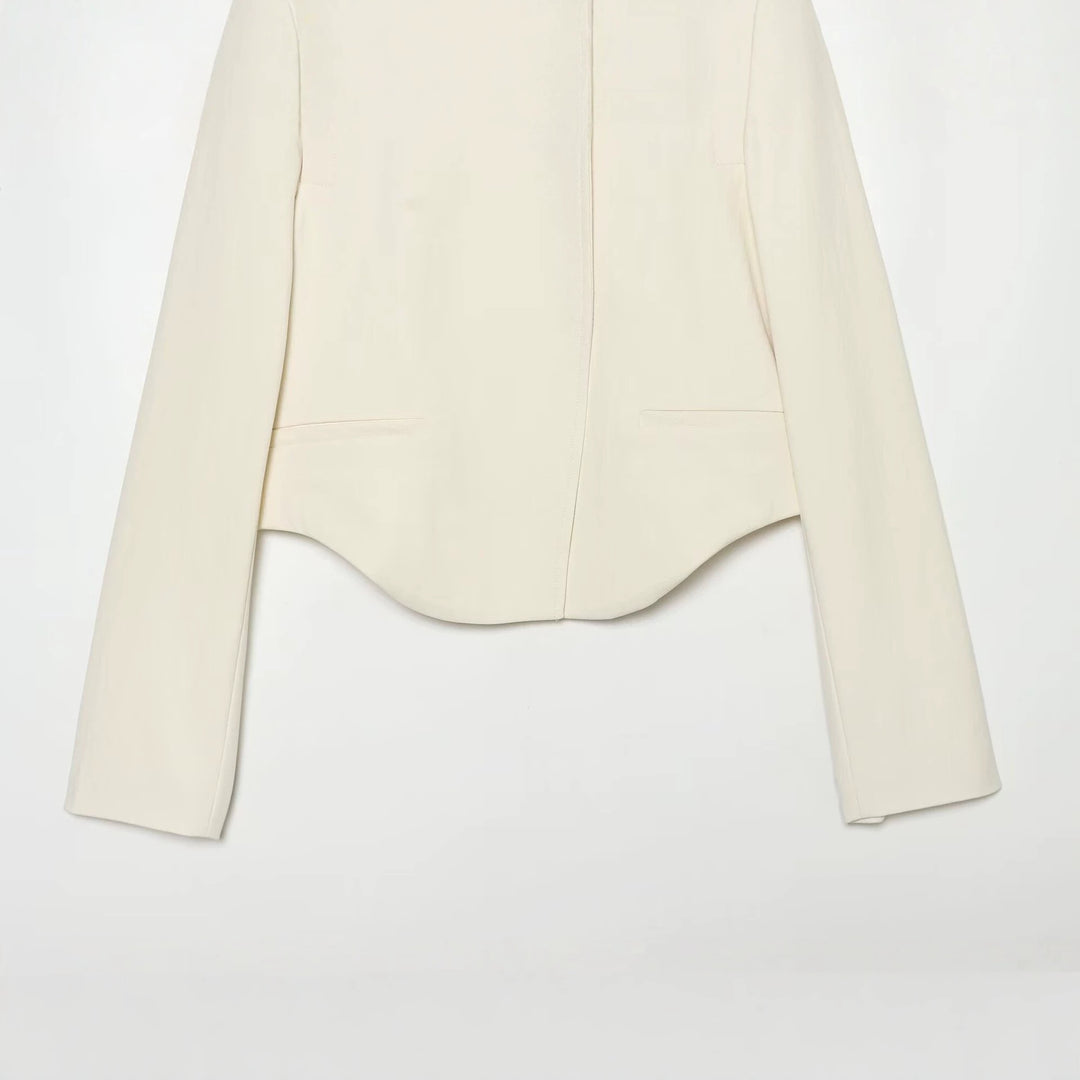 Damen Kurzer taillierter Blazer mit Stehkragen, asymmetrischer Knopfleiste und geschwungenem Saum Echoarchiv
