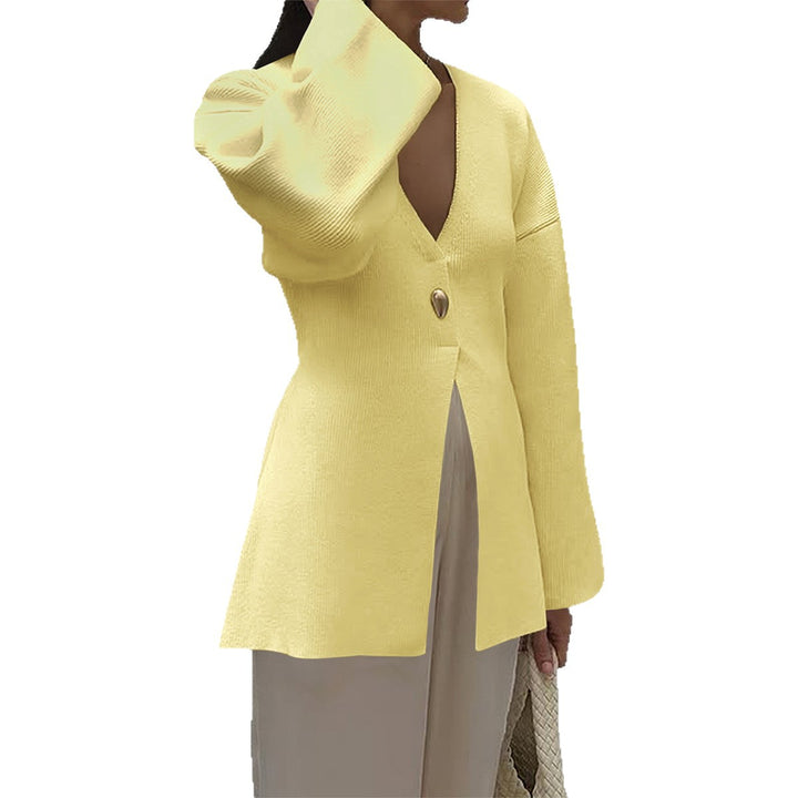 Damen taillierter Feinstrick-Cardigan mit V-Ausschnitt, Zierknopf und frontaler Schlitz – Veloura