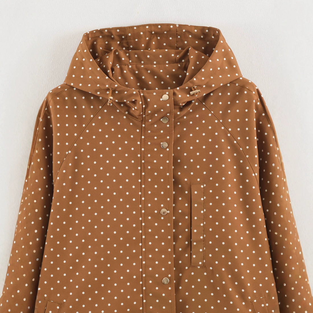 Damen Leichte wasserabweisende Kapuzenjacke mit Tupfenmuster und Druckknopfleiste Echoarchiv
