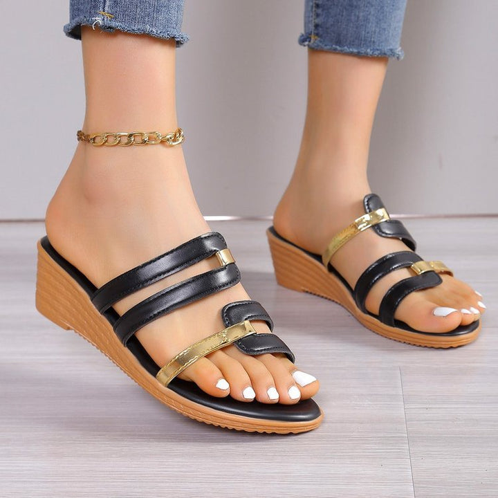 Damen nan Keilabsatzsandalen mit verstellbaren Riemen und Metallapplikationen Echo Archiv