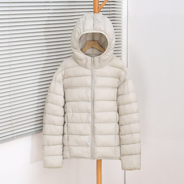 Damen ultraleichte Steppkurzjacke mit Thermo-Isolierung, ergonomischer Kapuze und packbarem Design – Célinea
