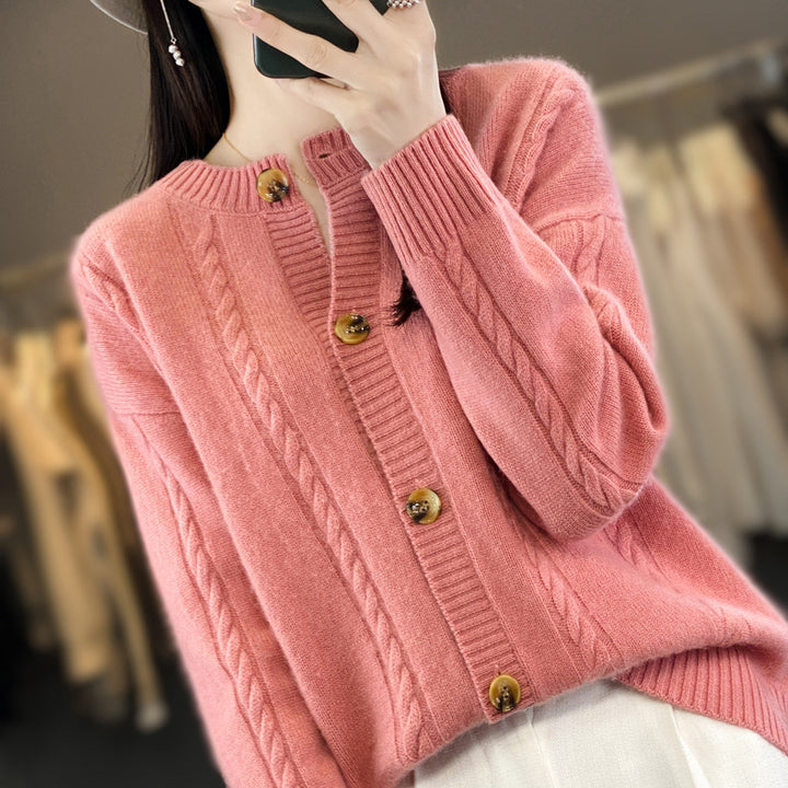 Damen Kaschmirähnlicher Zopfmuster‑Cardigan mit Rundhals und Hornoptikknöpfen Echoarchiv