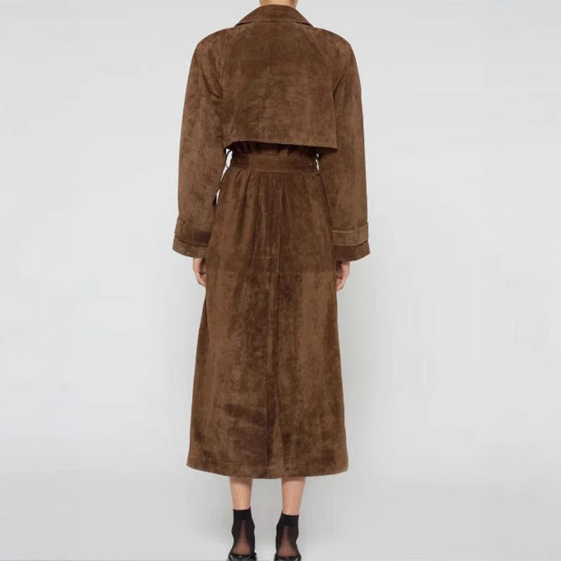 Damen nan langer Veloursleder-Trenchcoat mit Bindegürtel, doppelreihiger Knopfleiste und Ärmelriegel Echo Archiv