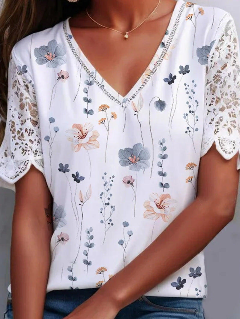 Damen nan V-Ausschnitt-Sommerbluse mit Aquarell-Blumenprint, Häkelspitzenärmeln und Ziersteinbordüre Echo Archiv
