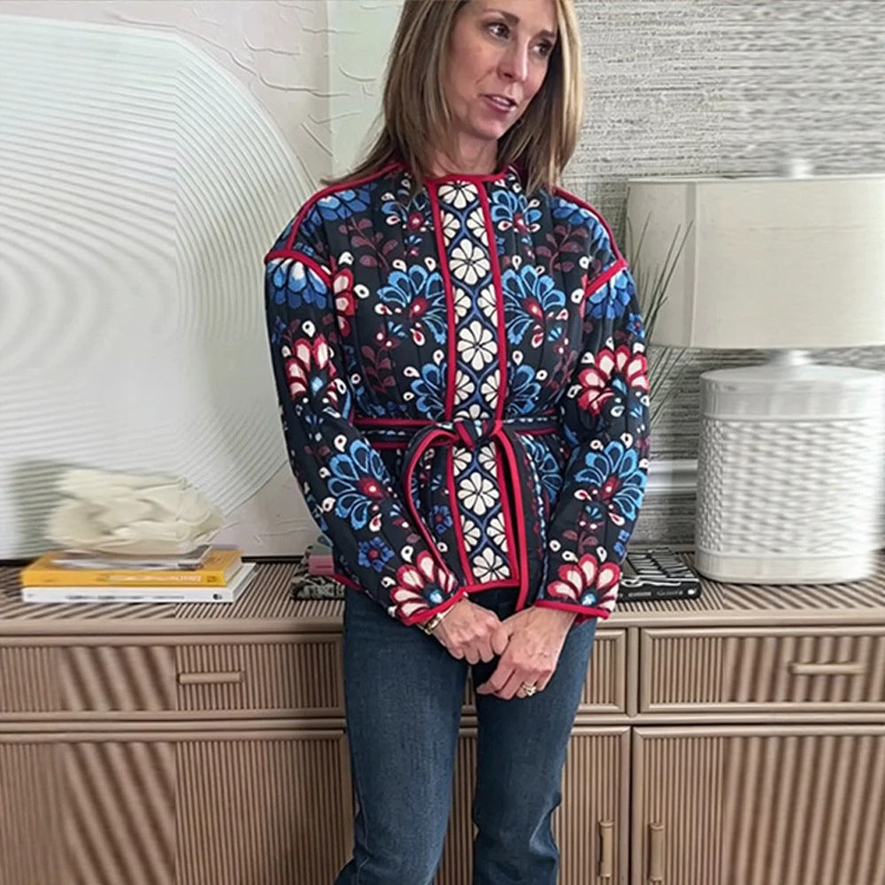 Damen Taillierte gestepptte Jacquard‑Baumwolljacke mit folklorem Blumenmuster & Bindegürtel Echoarchiv