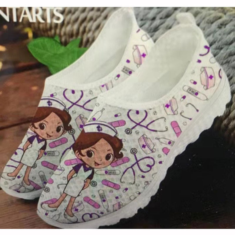 Damen Verspielte Slip-On Sneakers mit medizinischem Cartoon-Print, atmungsaktivem Mesh und gepolsterter Memory-Sohle – Névara