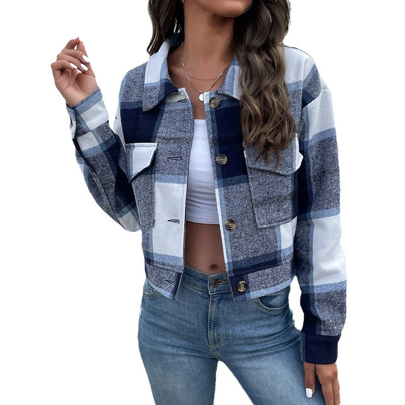 Damen Kurz geschnittene karierte Overshirt‑Jacke mit Brustklappen und Holzknöpfen Echoarchiv
