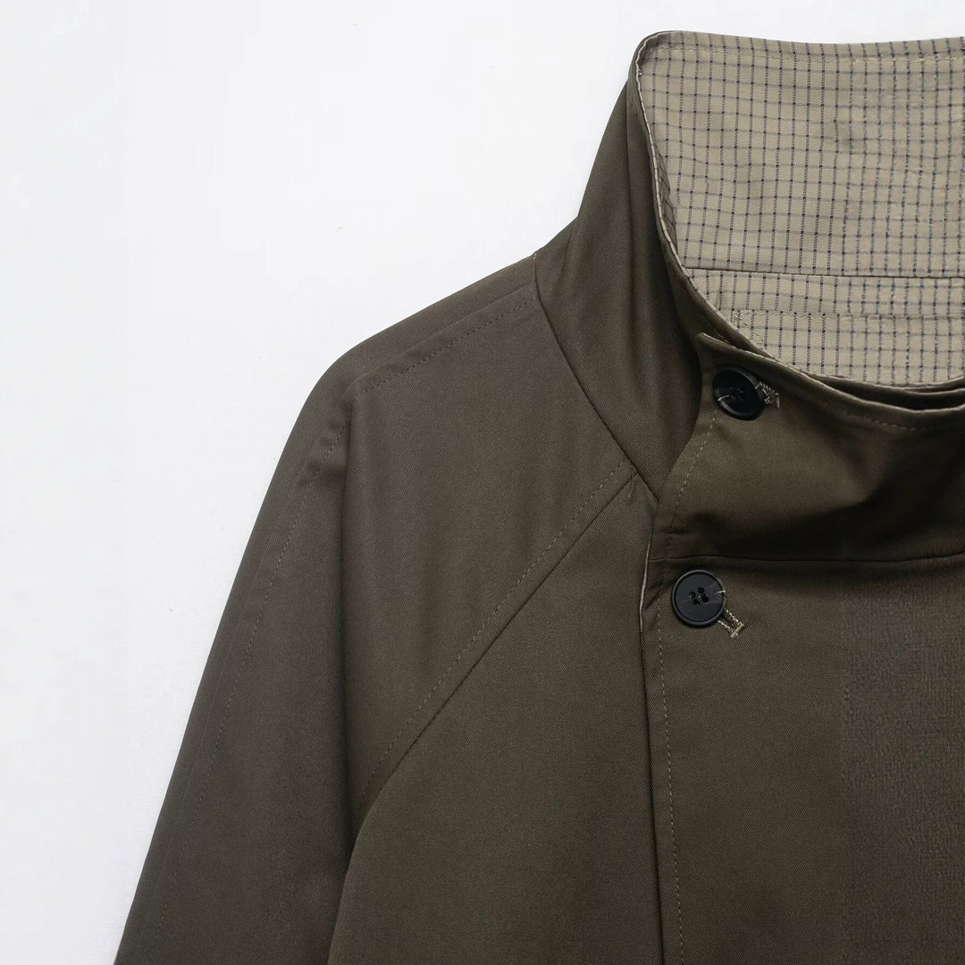 Damen kurzes Cape‑Mantel mit hohem Stehkragen, verdeckter Knopfleiste und Eingrifftaschen Echo Archiv