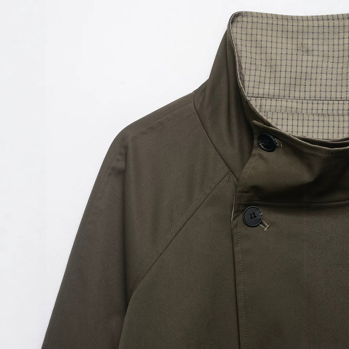 Damen kurzes Cape‑Mantel mit hohem Stehkragen, verdeckter Knopfleiste und Eingrifftaschen Echo Archiv
