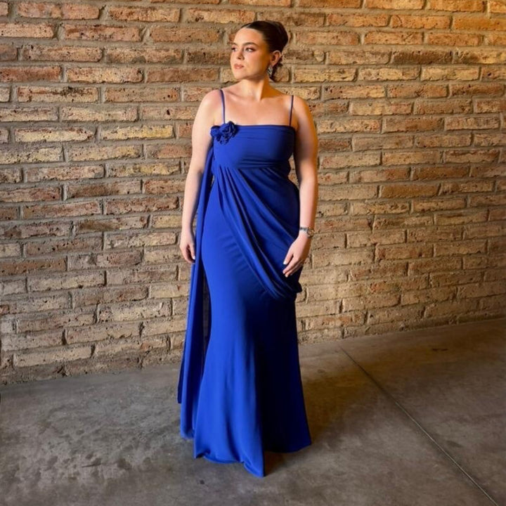 Damen trägerloses Abendkleid mit eleganter Drapierung Echo Archiv