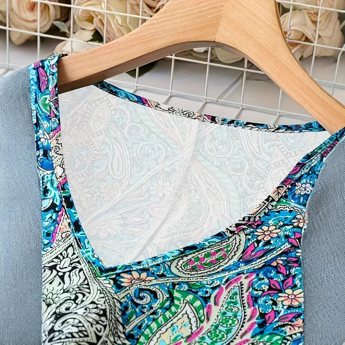 Damen Maxikleid mit V-Ausschnitt und buntem Paisleymuster – Valéora