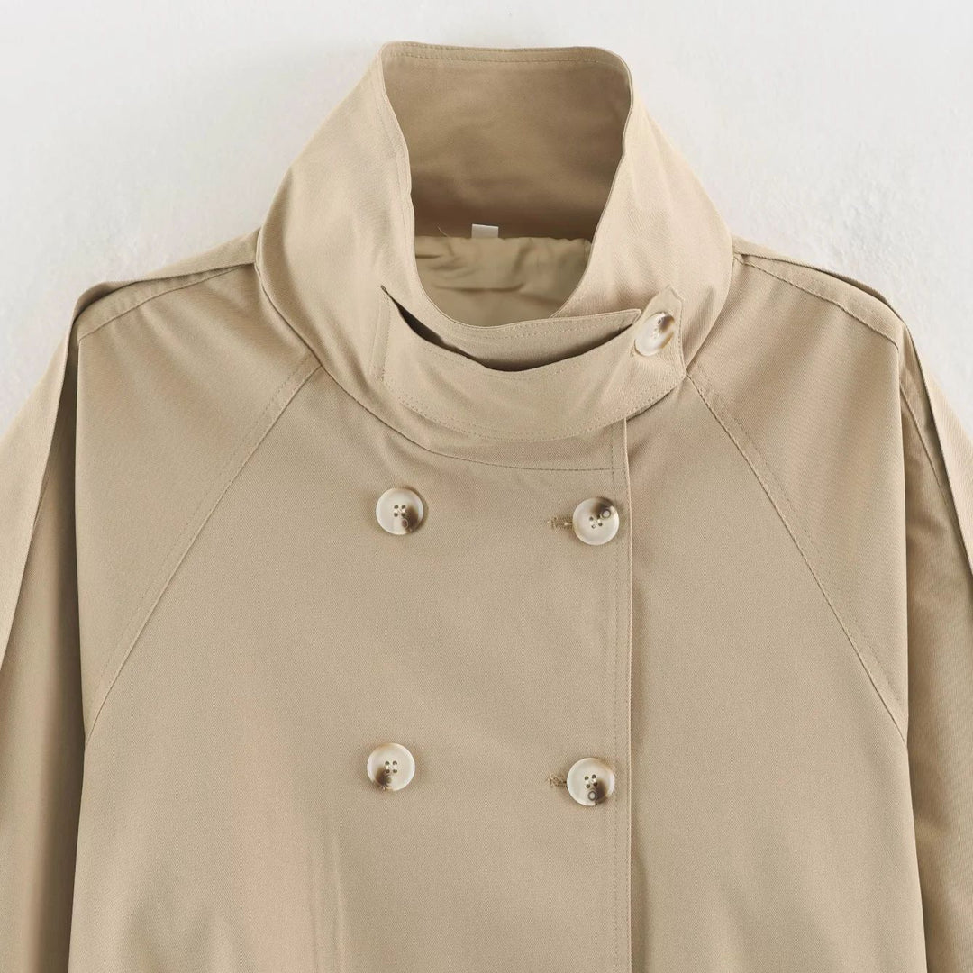Damen kurze doppelt geknöpfte Cape‑Trench mit Stehkragen und Taillengürtel – Célinea