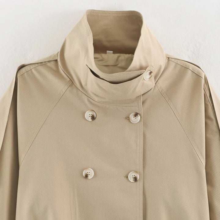 Damen kurze doppelt geknöpfte Cape‑Trench mit Stehkragen und Taillengürtel – Célinea