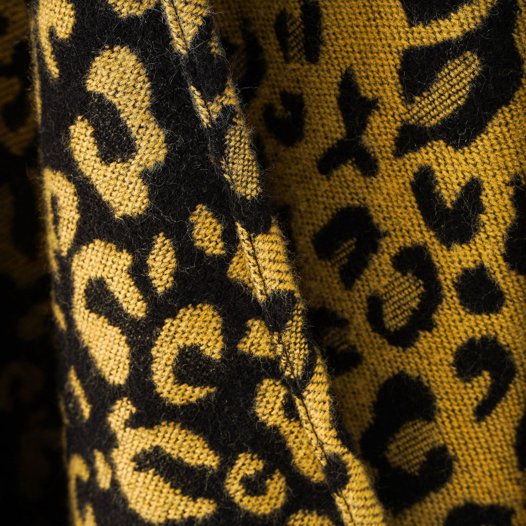 Damen Weichfallender Strick‑Überwurf im Leopardenjacquard mit Fransensaum Echo Archiv