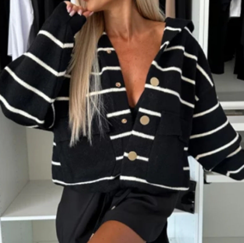 Damen nan weit geschnittene Strickjacke mit Kapuze, breiten Streifen und goldfarbenen Druckknöpfen Echo Archiv