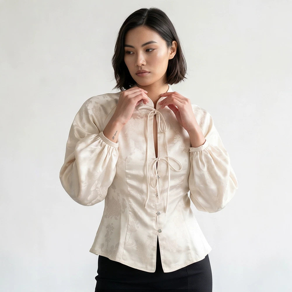 Damen Jacquard-Satin Bluse mit Stehkragen, Bindebändern und tailliertem Schößchen Echoarchiv