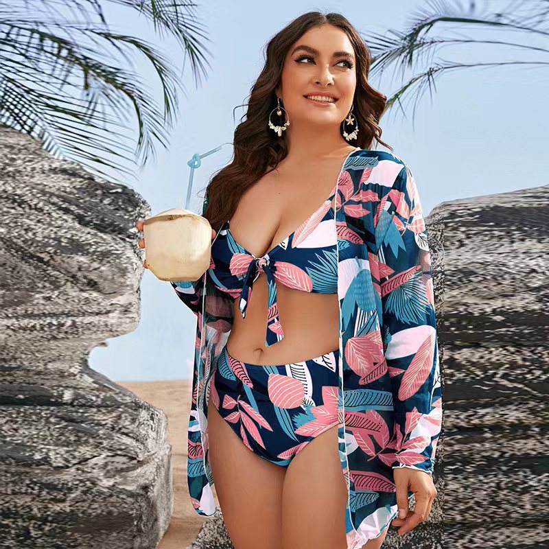 Damen Bikini-Set mit floralem Wickeloberteil und eleganter Strandjacke Echo Archiv
