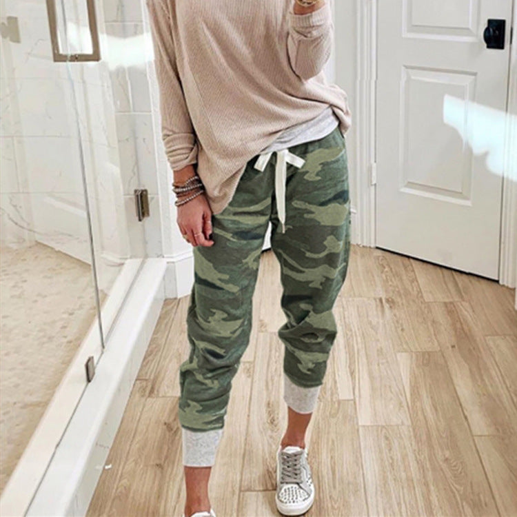 Damen Kordelzug-Jogpant im Camouflage-Look mit schmalem Fußbündchen – Avélisse