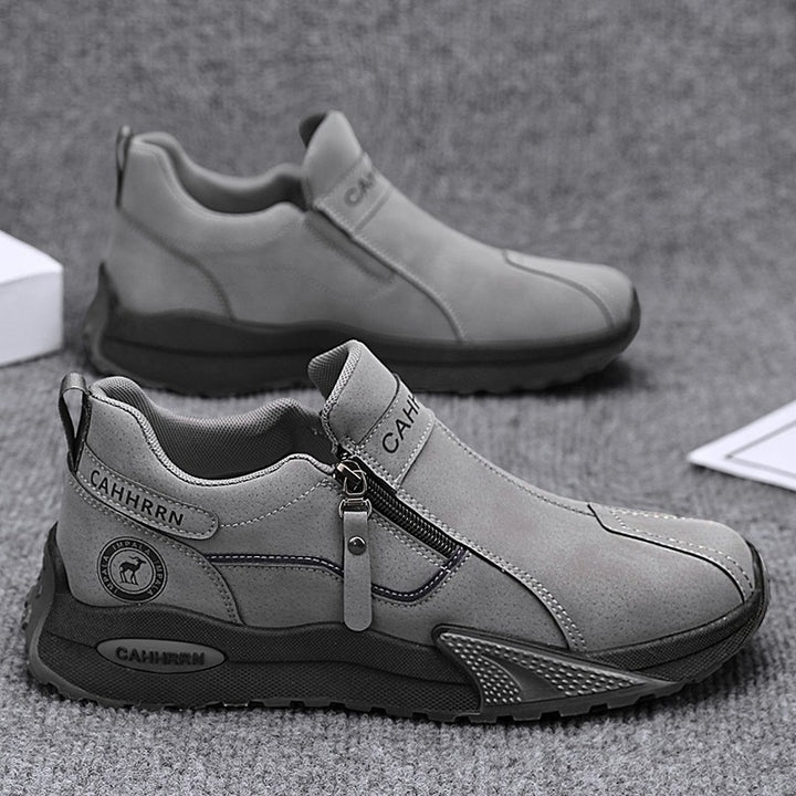Herren robuste Outdoor-Sneaker mit seitlichem Reißverschluss, gepolstertem Knöchelkragen und griffiger Profilsohle – Norré
