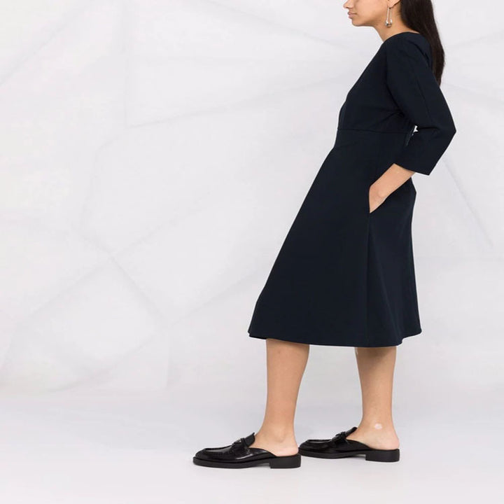 Damen Kleid mit 3/4-Ärmeln, Boot-Ausschnitt und tailliertem Faltenrock Echoarchiv