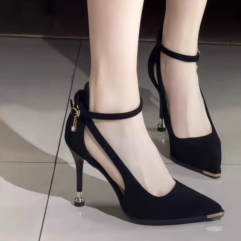 Damen elegante spitze Pumps mit Knöchelriemen Cut-Out-Seiten und zierlichem Kitten-Heel – Lioré