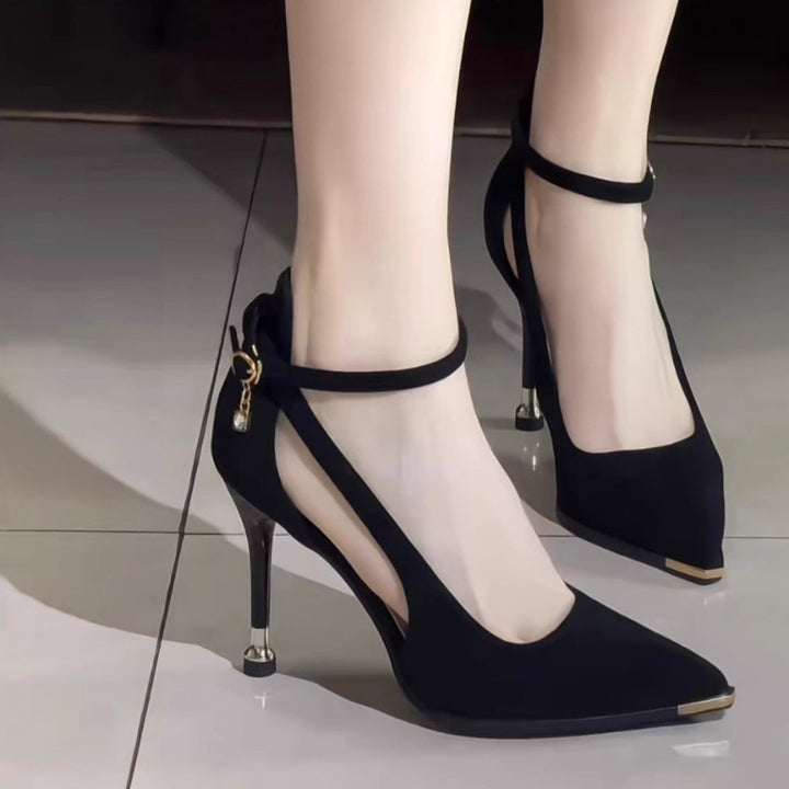 Damen elegante spitze Pumps mit Knöchelriemen Cut-Out-Seiten und zierlichem Kitten-Heel – Lioré