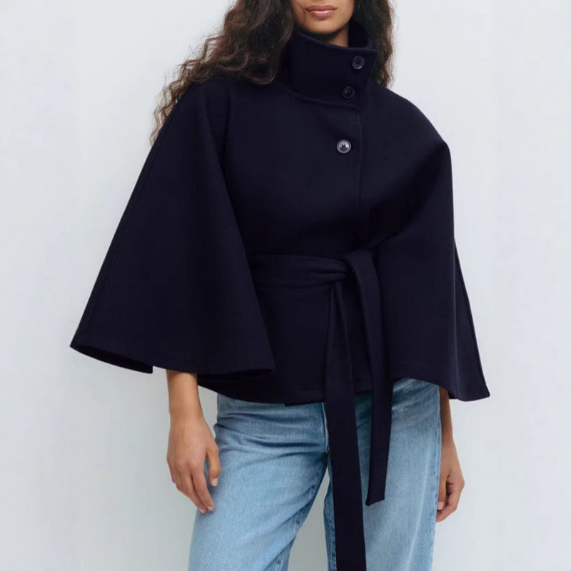 Damen Wollmantel im Cape‑Stil mit Stehkragen und Taillengürtel – Montévia
