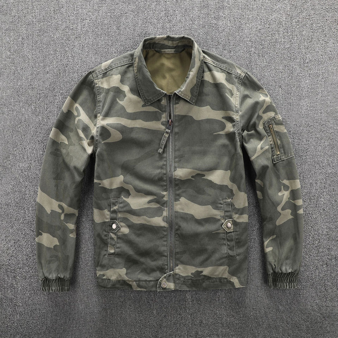 Herren Utility-Blouson im Camouflage-Muster mit Reißverschluss und Armzippertasche Echoarchiv