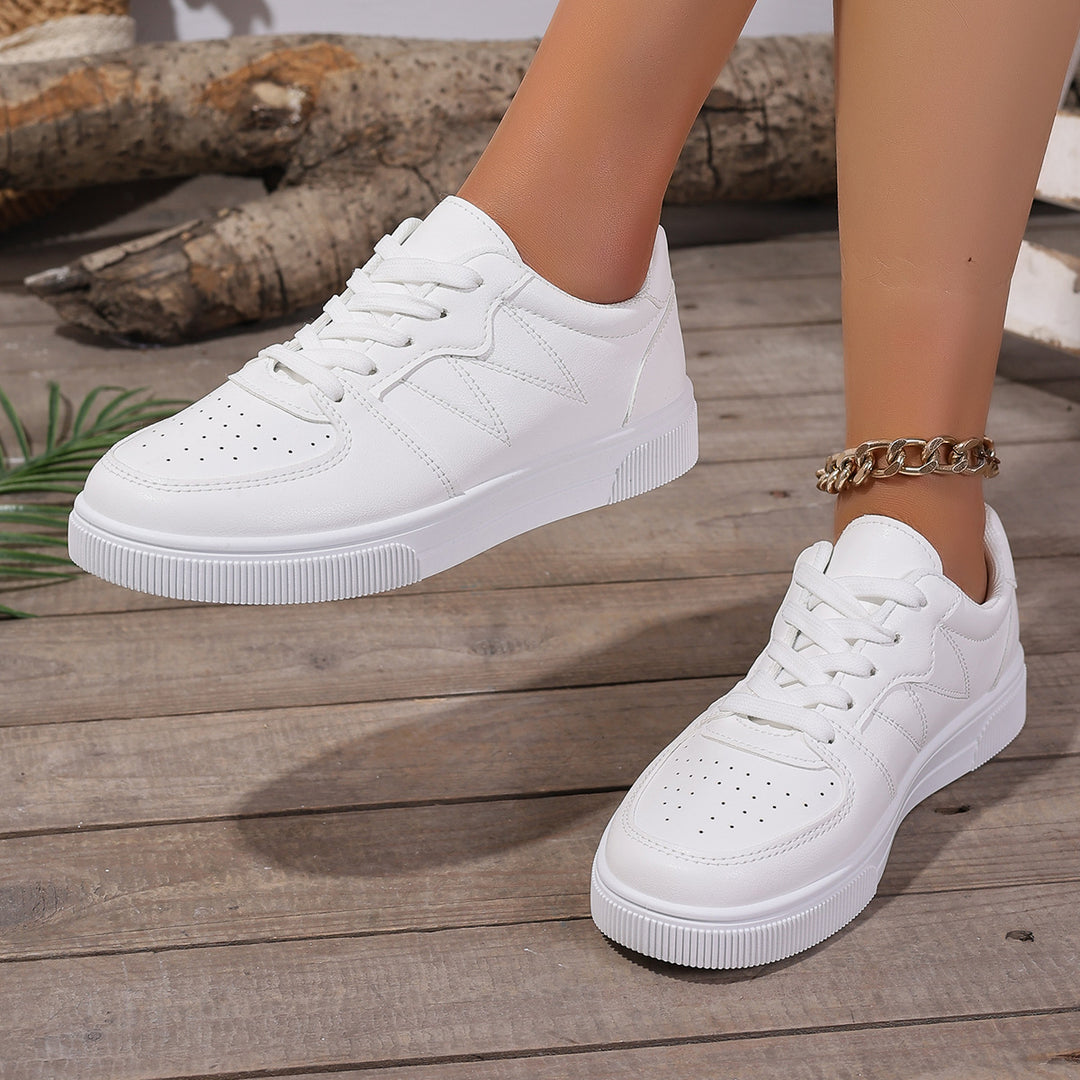 Damen Niedrige Sneaker aus Lederimitat mit perforierter Zehenkappe, gepolstertem Einstieg und profilierter Plateausohle – Névara