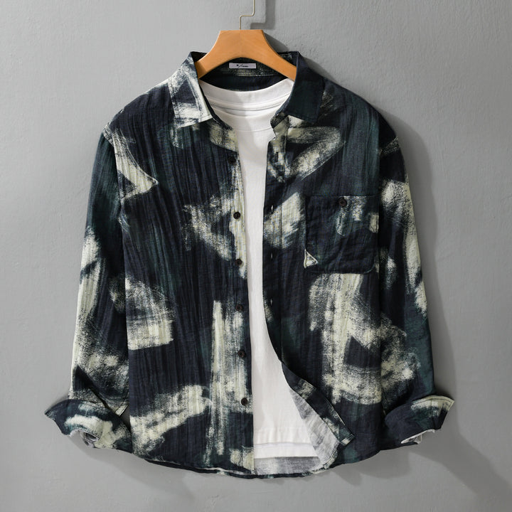 Herren Langarm-Hemdjacke mit abstraktem Pinselprint und feiner Crinkle‑Struktur Echoarchiv