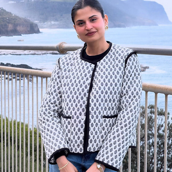 Damen Kurzboxy-Steppjacke mit Kontrastpaspelierung und Rundhalsausschnitt Echoarchiv