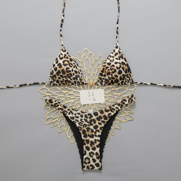 Damen Triangel-Bikini mit modernen Schnittdetails und großflächigen Polka Dots Echo Archiv
