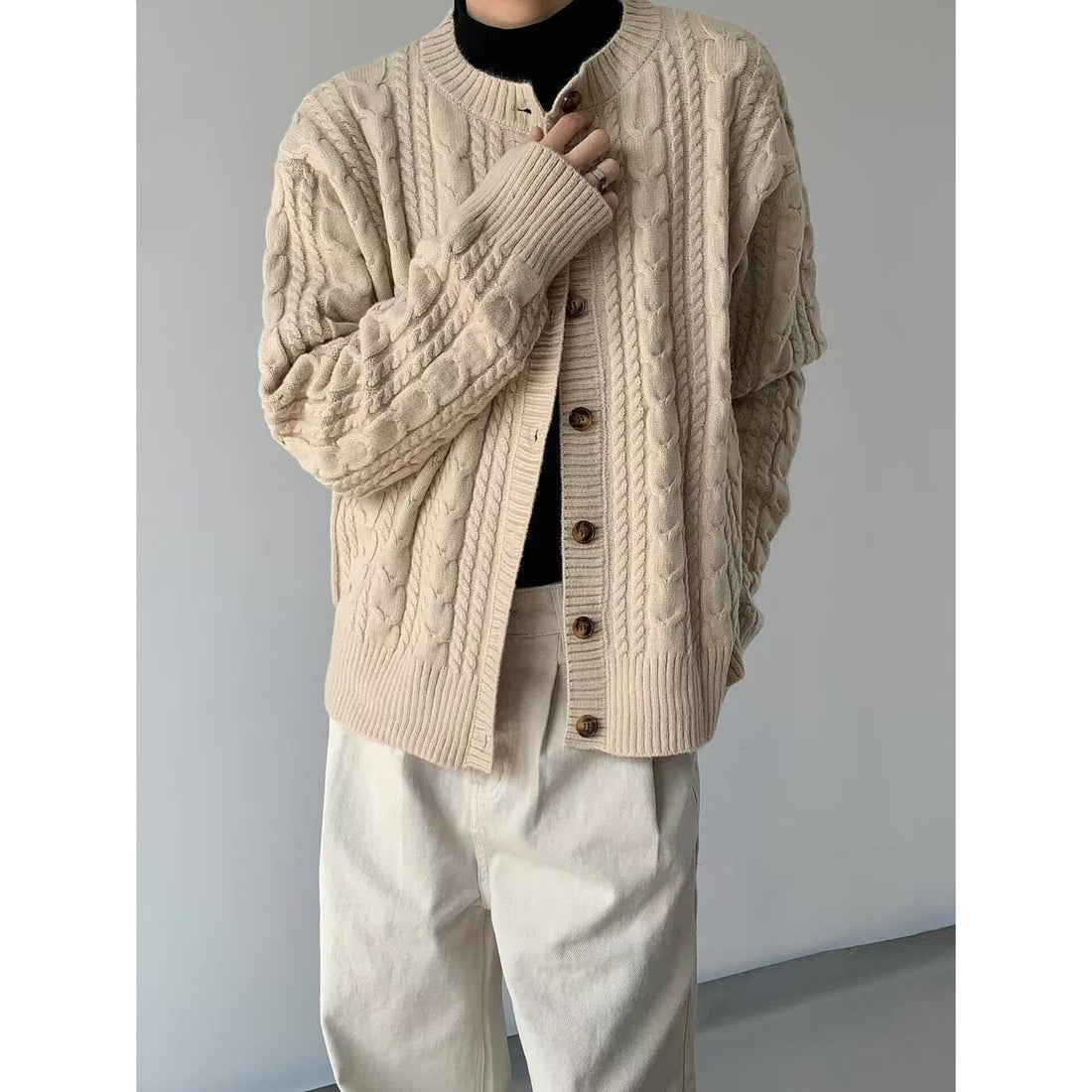 Damen Modische Strickjacke mit Knopfdetails Echoarchiv