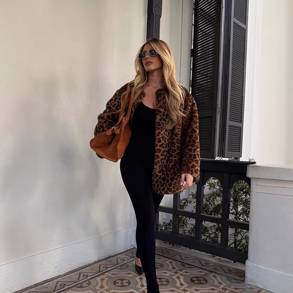Damen Kurz-Mantel aus veganem Faux-Fur mit Leoparden-Print und kastiger Silhouette Echoarchiv