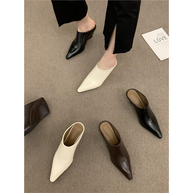 Damen Spitz zulaufende Slip‑On Mules mit skulptiertem Keilabsatz – Avérine