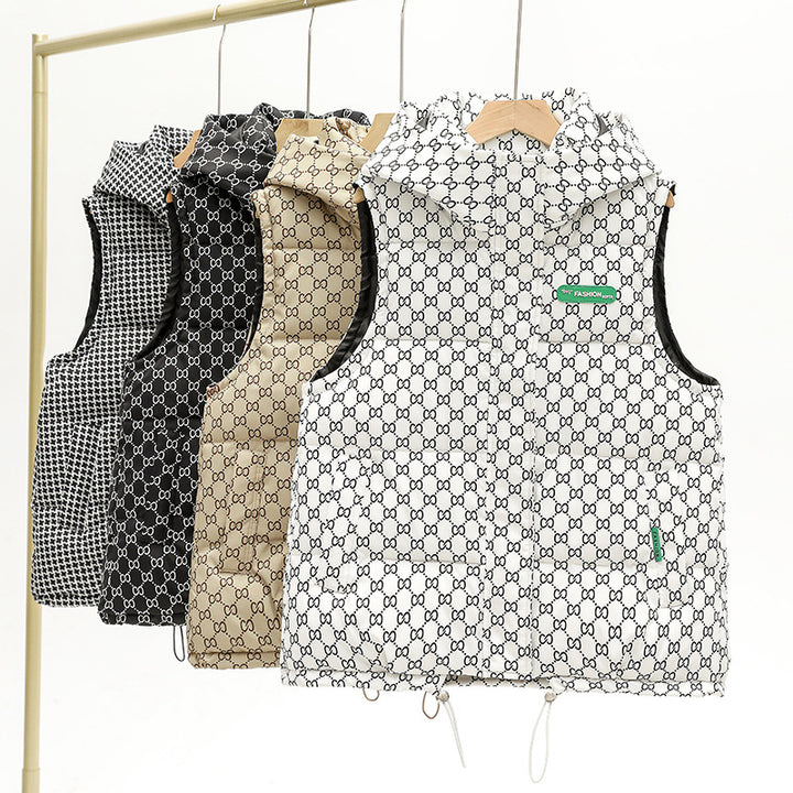 Damen gesteppte Kapuzenweste mit Allover‑Logoprint, wattierter Isolierung, verstellbarem Saum und verdeckten Reißverschlusstaschen – Avérine