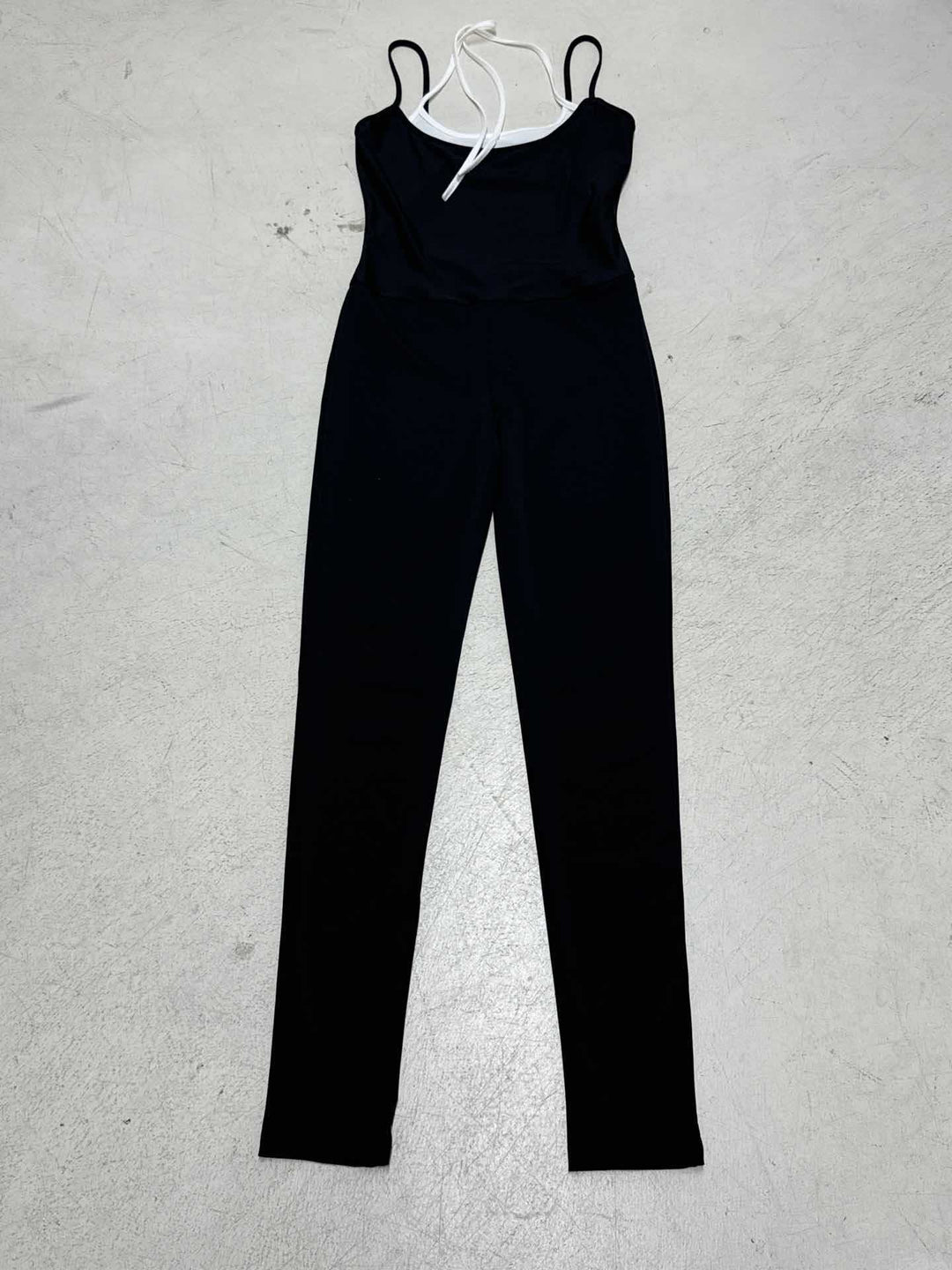 Damen schmal geschnittener Jumpsuit mit verstellbaren Spaghettiträgern und hohem Bund Echo Archiv