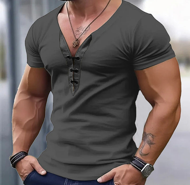 Herren Trendiges Kurzarmshirt mit dekorativem V-Ausschnitt und Knopfdetails Echoarchiv