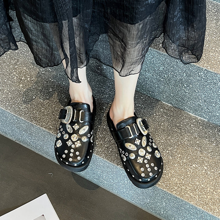 Damen Leder-Plateau-Mules mit Zierösen und dekorativer Schnallen-Applikation – Avérine