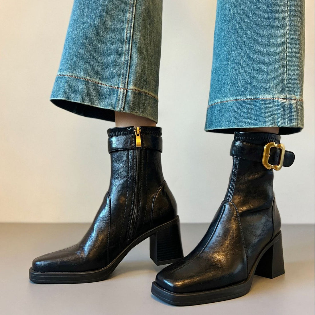 Damen knöchelhohe Glattleder‑Stiefelette mit markantem Blockabsatz, Plateau‑Sohle, seitlichem Reißverschluss und dekorativem Gurt Echo Archiv
