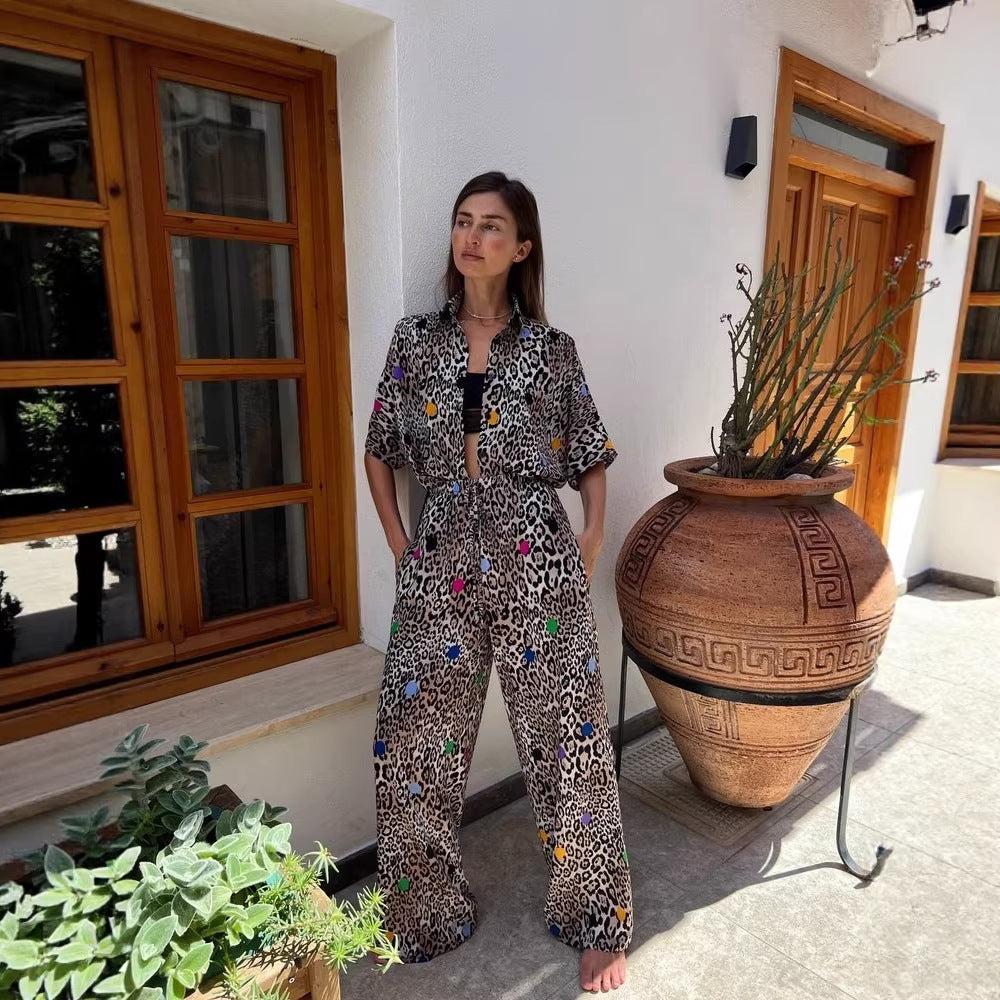 Damen zweiteiliges Safari-Print Loungewear-Set mit kurzärmeliger Hemdbluse und weitem hochgeschnittenen Palazzohose – Élanora