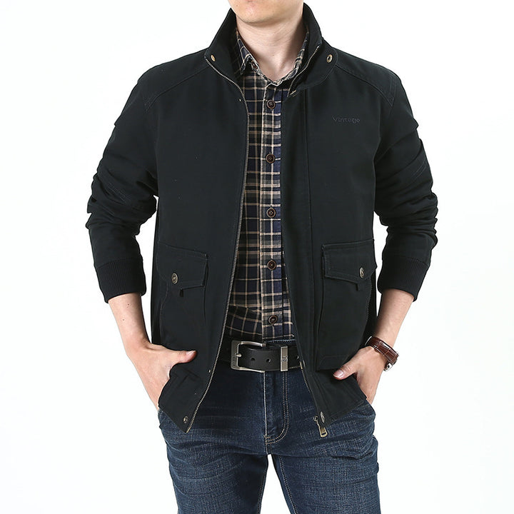Herren Canvas-Fieldjacke im Bomberstil mit gerippten Bündchen, aufgesetzten Pattentaschen und bedrucktem Innenfutter Echoarchiv