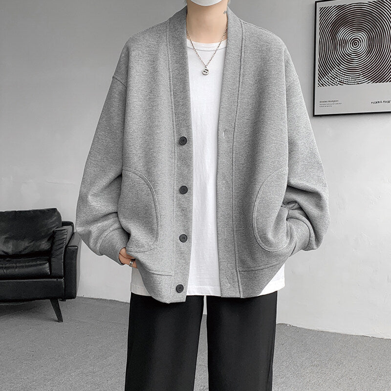 Herren nan oversized Strickcardigan mit V-Ausschnitt, aufgesetzten Rundtaschen und lässiger Drop-Shoulder-Silhouette Echo Archiv