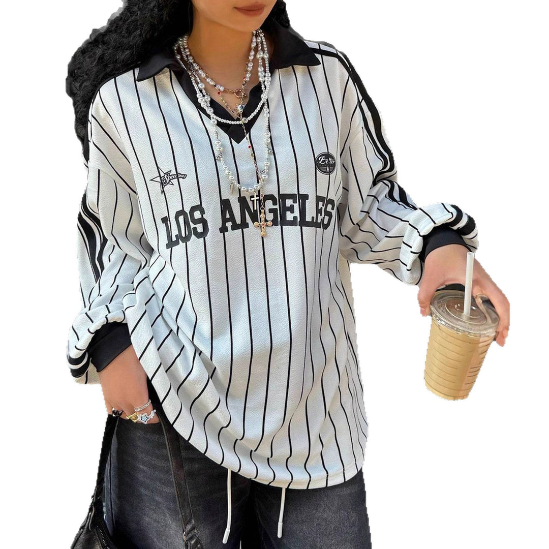 Damen Oversize Baseball-Polo-Shirt mit Nadelstreifen, V-Ausschnitt und Kordel – Avérine
