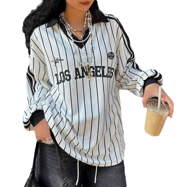 Damen Oversize Baseball-Polo-Shirt mit Nadelstreifen, V-Ausschnitt und Kordel – Avérine